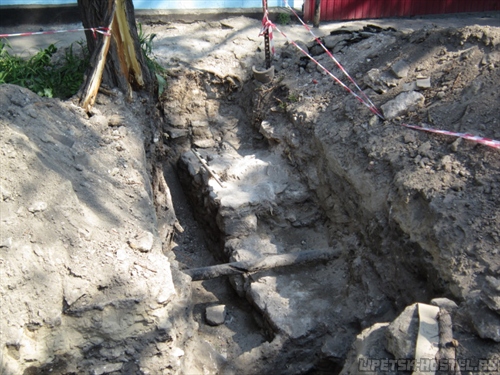 Археологи нашли в Азове стену венецианского замка 14 века.